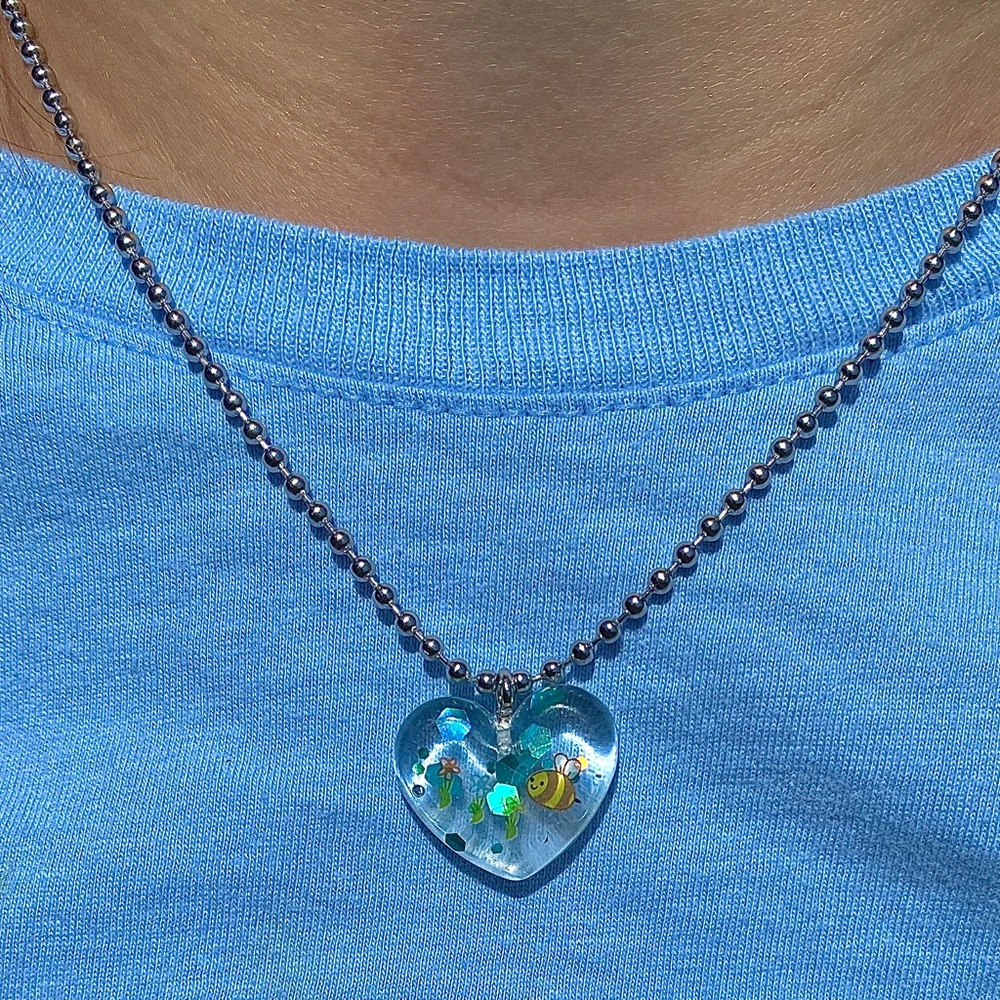 💙BEE HEART RESIN NECKLACE💙